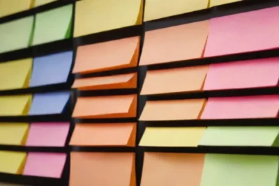 Cómo Utilizar Sticky Notes para una Mejor Organización