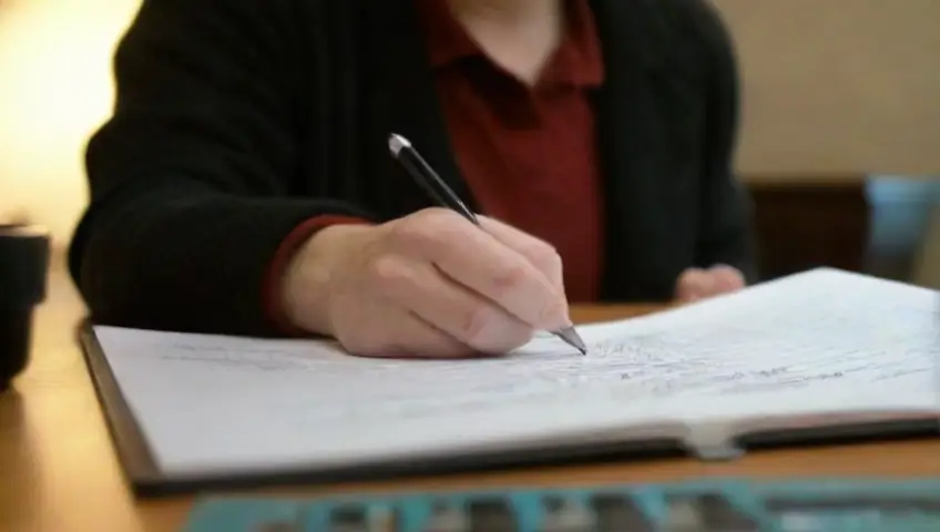 Cómo hacer un repaso final antes de un examen usando notas